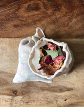 Load image into Gallery viewer, Rose and Eucalyptus bath tea
