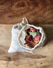 Load image into Gallery viewer, Rose and Eucalyptus bath tea
